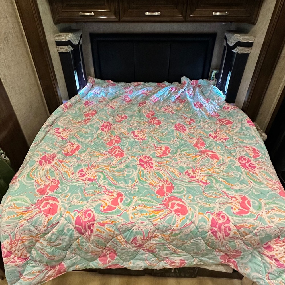 Lilly Pulitzer Garnet Hill Reversible Quilt Comforter Pink Teal Jellyfish 88x90